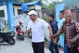 हात समाएर स्वास्थ्य सेवासम्म नागरिकलाई पुर्‍याउँदै वडाध्यक्ष विनोद तामाङ