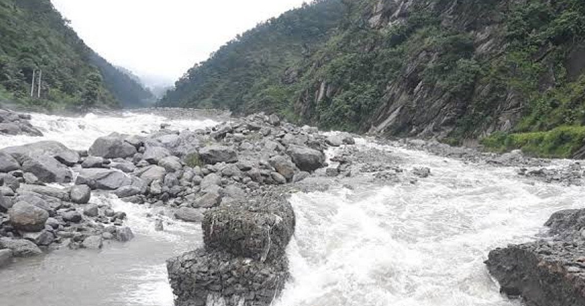 निर्माणाधीन खिम्ती जलविद्युत आयोजनाका प्राविधिक कार्की खोलामा खसेर बेपत्ता