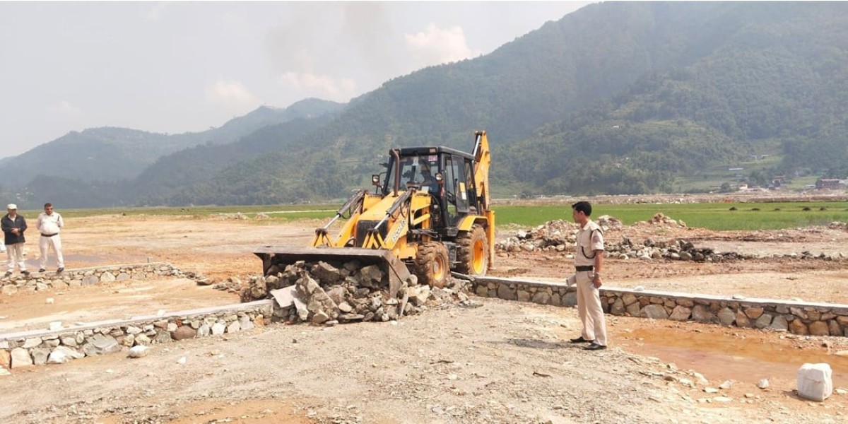 फेवाको सिमसारमा बनेका प्लटिङमा महानगरको डोजर